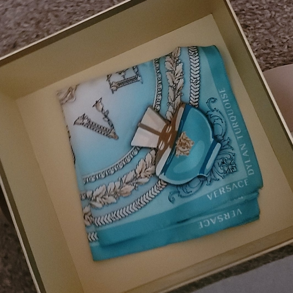 Beautiful Versace scarf - Picture 3 of 3